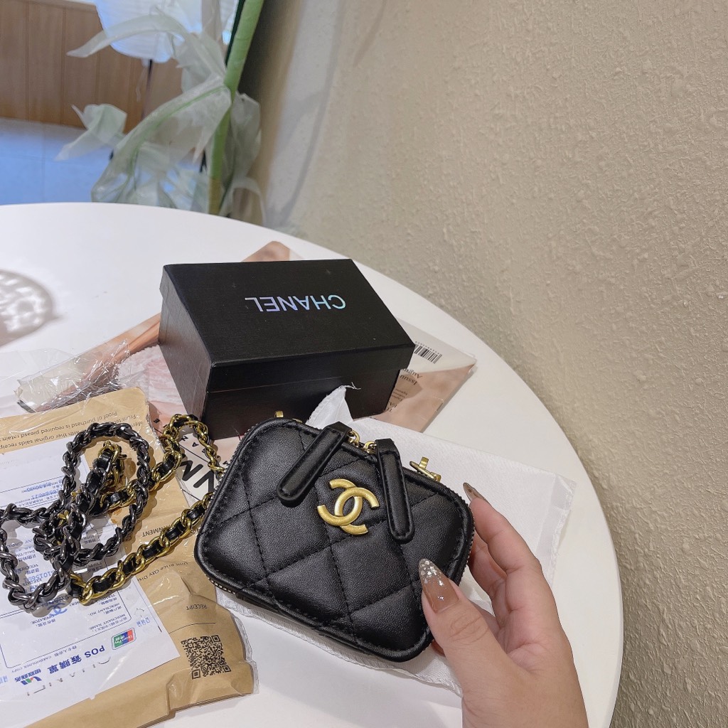 Mua Túi Xách Chanel Boy Medium Black Carvia Leather Antique Gold Metal Màu Đen Chanel Mua tại Vua Hàng Hiệu h032862 #43 Mua Túi Xách Chanel Boy Medium Black Carvia Leather Antique Gold Metal Màu Đen Chanel Mua tại Vua Hàng Hiệu h032862